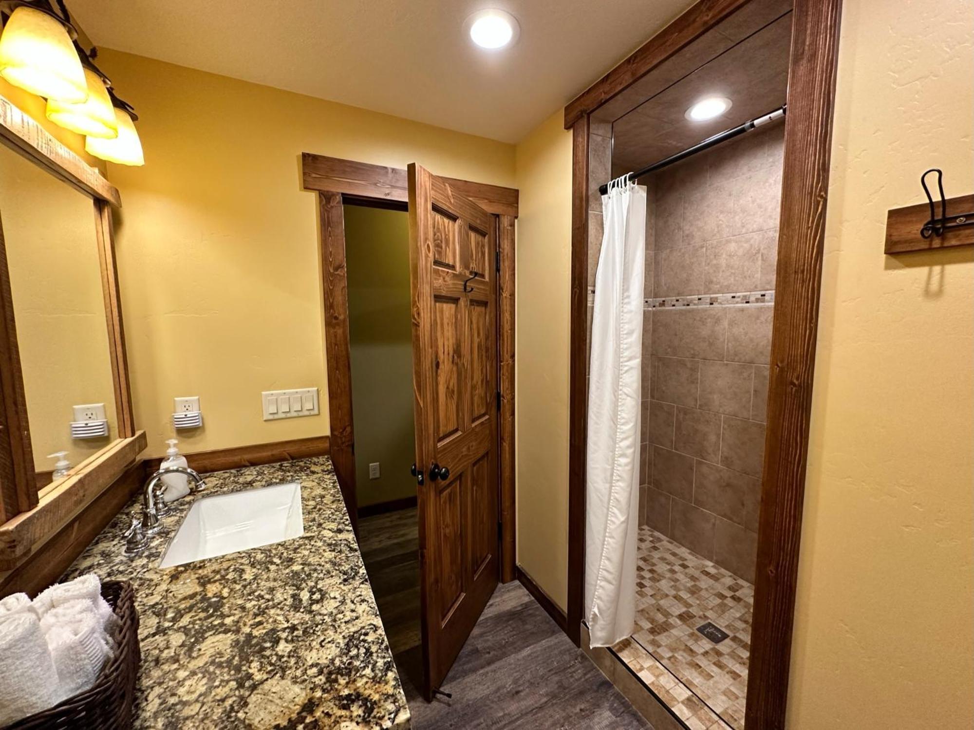 ווסט ילוסטון Yellowstone Cabins And Rv מראה חיצוני תמונה