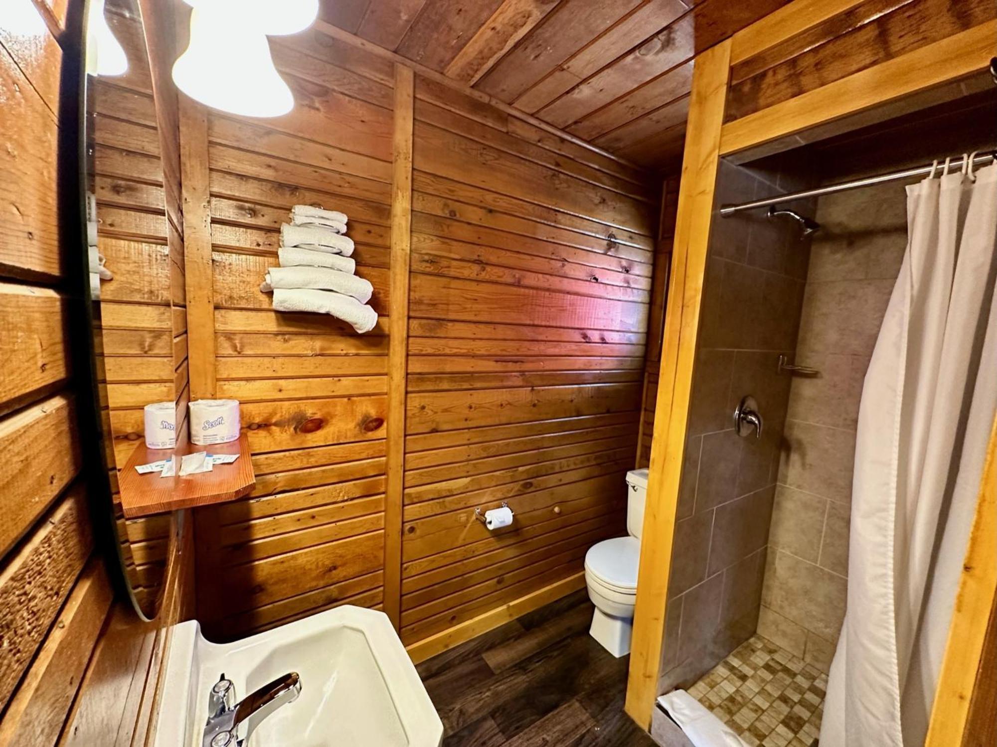 ווסט ילוסטון Yellowstone Cabins And Rv מראה חיצוני תמונה